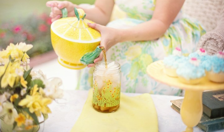 SIGNORA CHE VERSA IL THE